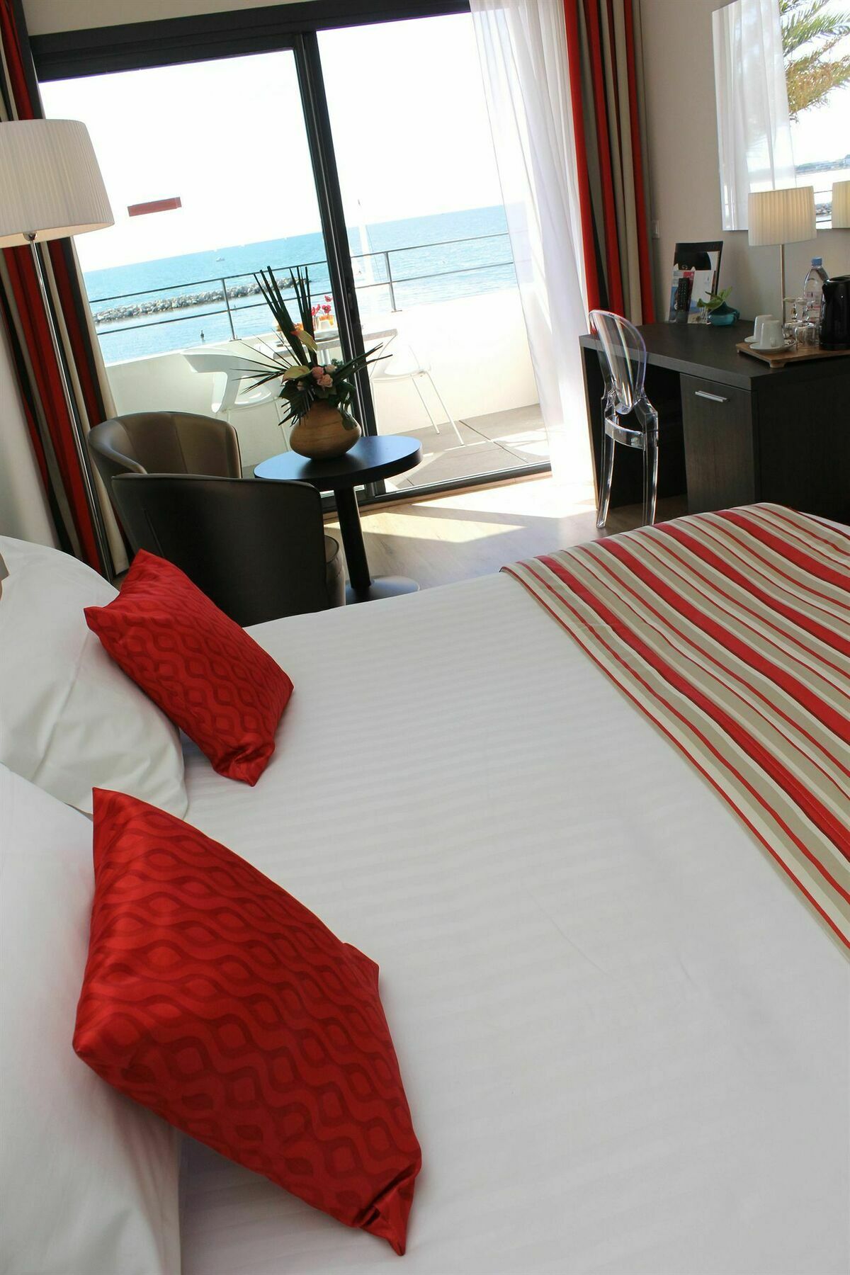 לה-גרו-דו-רואה Hotel Restaurant Splendid Camargue מראה חיצוני תמונה
